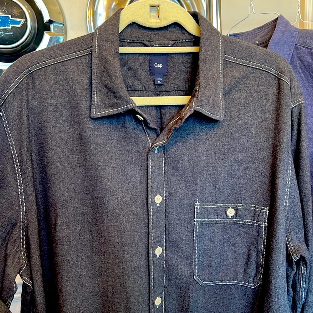 GAP THIN DARK GREY CASUAL BUTTON DOWN WITH BUTTONS TO HOLD ROLLED SLEEVES